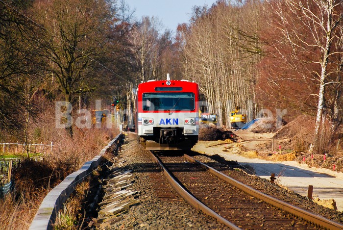 AKN-Triebwagen bei Quickborn in Schleswig-Holstein neben Gleisbauarbeiten - BahnBusBilder
