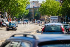 Autoverkehr und Bus auf Busspur in der Grindelallee in Hamburg - BahnBusBilder