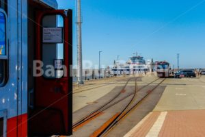 Kurswagen der Deutschen Bahn und Triebwagen der NEG im Fährbahnhof Dagebüll Mole in Schleswig-Holstein - BahnBusBilder