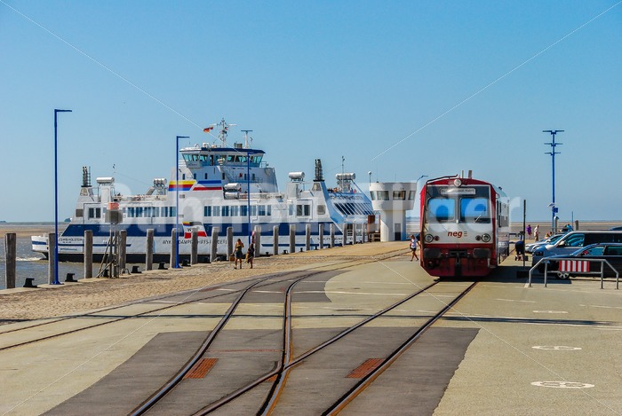Triebwagen der NEG im Fährbahnhof Dagebüll Mole in Schleswig-Holstein neben einer Fähre - BahnBusBilder