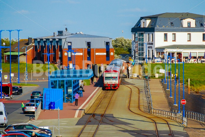 Triebwagen der NEG im Fährbahnhof Dagebüll Mole in Schleswig-Holstein neben einer Fähre - BahnBusBilder