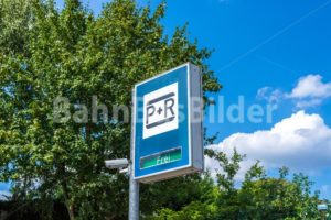 Verkehrsschild für Park and Ride-Anlage am Bahnhof Rahlstedt in Hamburg - BahnBusBilder