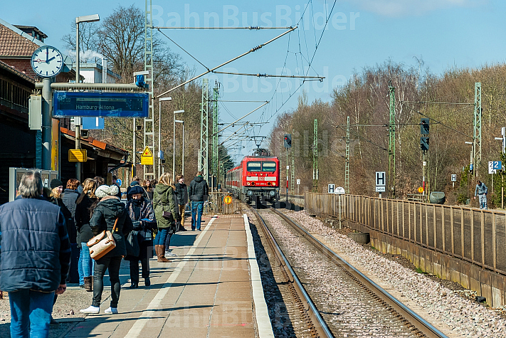 Menschen warten auf einen Regionalzug am Bahnhof Tornesch in Schleswig-Holstein