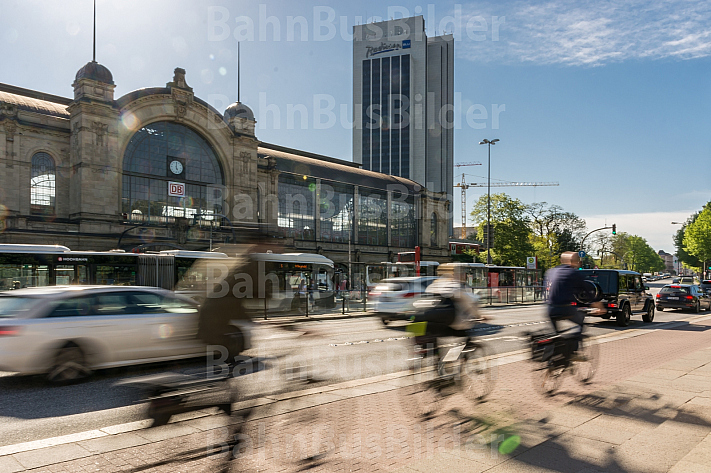 Fahrradfahrer auf einem Radweg am Dammtorbahnhof in Hamburg