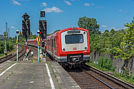 Ein S-Bahn-Zug in der Haltestelle Diebsteich in Hamburg. Diese Station soll für den neuen Fernbahnhof Altona weichen