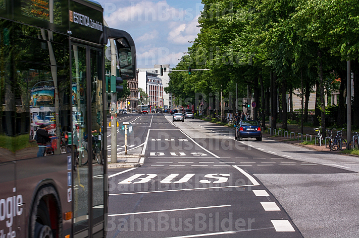 Metrobus auf Bus-Sonderspur am Dammtor in Hamburg