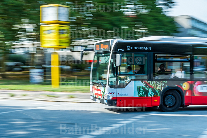 Ein Hochbahn-Bus der Linie 179 biegt in der City Nord in Hamburg ab