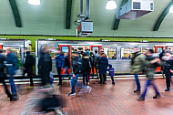 Menschen steigen in eine U-Bahn am Hauptbahnhof in Hamburg