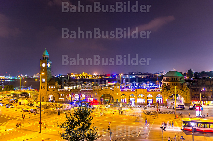 Hamburger Landungsbrücken mit Bus bei Nacht