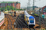Gleisvorfeld am Hamburger Hauptbahnhof mit einem Metronom-Zug