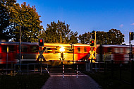 AKN-Triebwagen an einem Fußgängerüberweg zwischen Scnelsen und Burgwedel in Hamburg