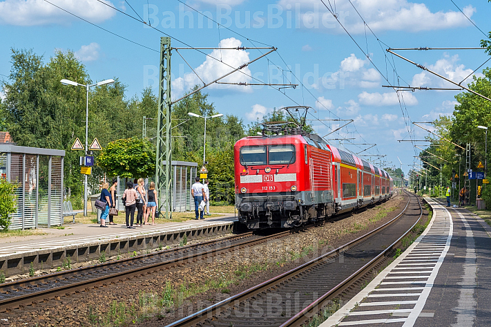 Menschen warten auf Regionalzug in Wrist in Schleswig-Holstein