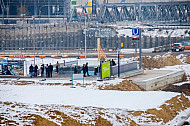 Eingang der U-Bahnhaltestelle Überseequartier in der noch unbebauten HafenCity in Hamburg bei Schnee