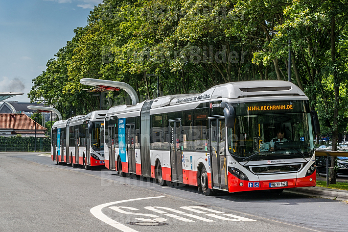 Elektro-Hybridbusse der Hochbahn am Elektrobusterminal in Hamburg