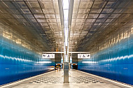 Die großzügige Bahnsteighalle der U-Bahn-Haltestelle Überseequartier in Hamburg soll eine Unterwasserwelt symbolisieren
