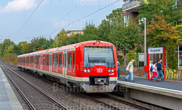 Fotomontage: S-Bahn auf AKN-Strecke am Haltepunkt Burgwedel in Hamburg