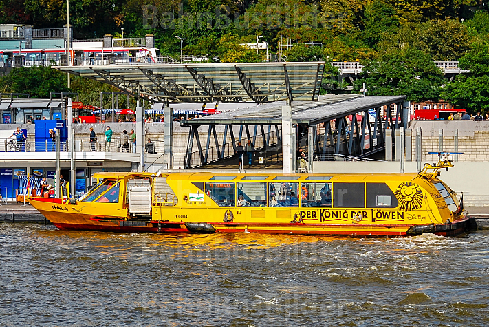 Hafenfähre Nala an den Landungsbrücken in Hamburg