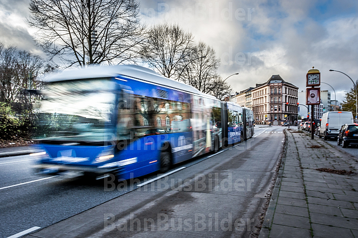 Ein Metrobus auf der Linie 5 in Hamburg an der Universität
