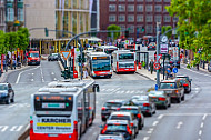 Busse aus der Volgelperspektive am Stephansplatz in Hamburg