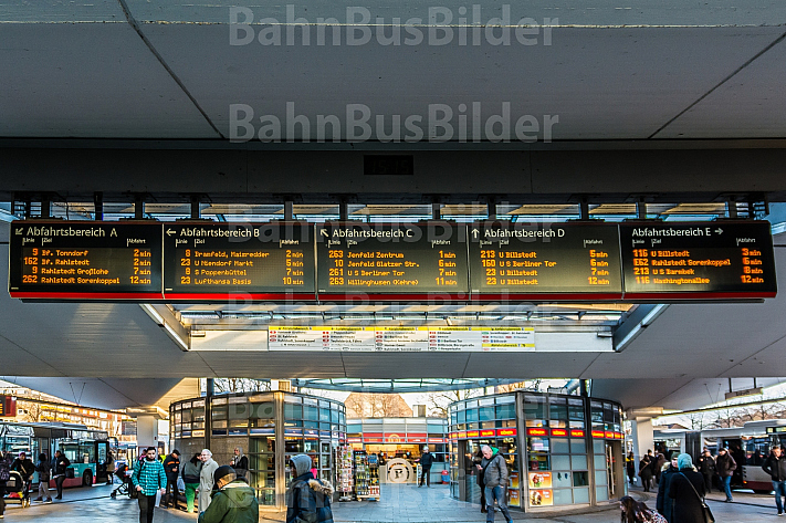 Eine große Anzeigetafel am U-Bahnhof Wandsbek Markt in Hamburg zeigt die Abfahrtszeiten der Busse an