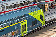 Blick auf einen Doppelstock-Regionalzug der Deutschen Bahn im Hamburger Hauptbahnhof