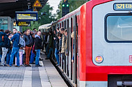 Menschen steigen am Bahnhof Hamburg-Eidelstedt aus einer S-Bahn
