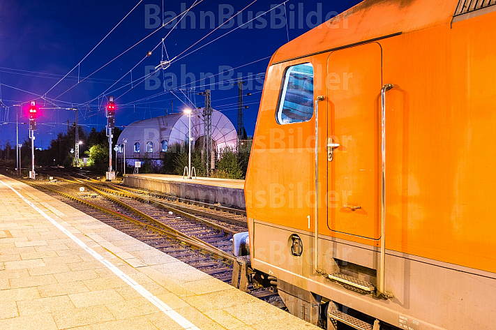 Fernzug in der Nacht im Bahnhof Hamburg-Altona