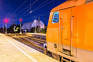 Fernzug in der Nacht im Bahnhof Hamburg-Altona