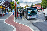Ein Bus der Linie 3 an der Von-Sauer-Str. in Bahrenfeld mit neuem Fahrradweg