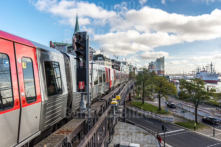 Ein U-Bahn-Zug der Baureihe DT5 auf der Viaduktstrecke im Hamburger Hafen vor der Elbphilharmonie