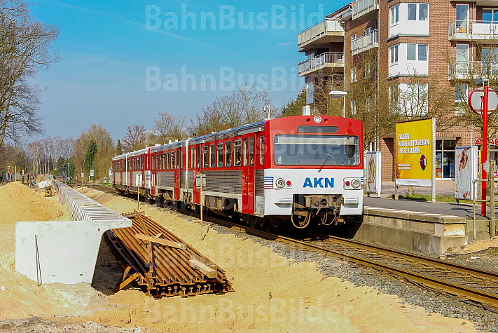 AKN-Triebwagen im Haltepunkt Burgwedel in Hamburg während des zweigelisigen Ausbaus