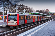 Ein U-Bahn-Zug der Linie U3 wartet an der Haltestelle Wandsbek-Gartenstadt in Hamburg auf seine Abfahrt