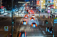 Dichter Auto-Verkehr zur abendlichen Rush-Hour an der Mundsburg in Hamburg