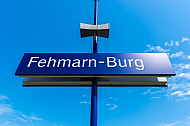 Stationsschild im neuen Bahnhof Burg auf Fehmarn in Schleswig-Holstein