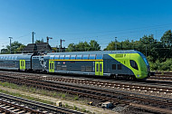 Ein Regionalzug der Deutschen Bahn fährt durch Hamburg-Eidelstedt