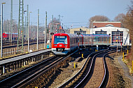 S-Bahn vor Betriebswerk an der Elbgaustraße in Hamburg