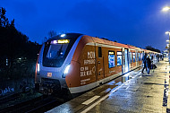 Eine Hamburger S-Bahn der neuen Baureihe 490 an einem regnerischen Abend am Bahnhof Diebsteich