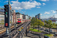 Ein U-Bahn-Zug der Baureihe DT3 auf der Viaduktstrecke im Hamburger Hafen vor der Elbphilharmonie