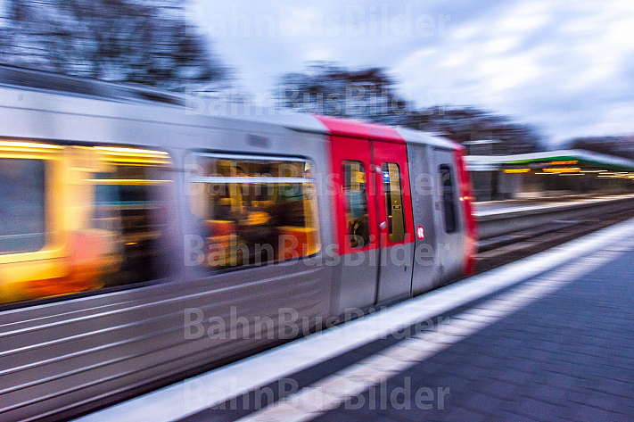 Ein U-Bahn-Zug vom Typ DT5 fährt in die Haltestelle Wandsbek-Gartenstadt in Hamburg