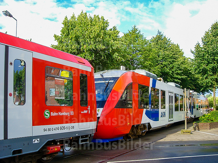 Hamburger S-Bahn und AKN-Triebwagen in Tornesch