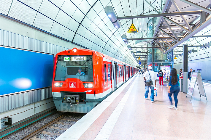 Ein Hamburger S-Bahn-Zug steht am Flughafenbahnhof (Airport)