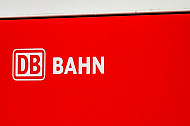 Schild mit Logo: Deutsche Bahn