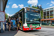 Einstieg vorn: Menschen steigen in einen HVV-Bus in Rahlstedt in Hamburg