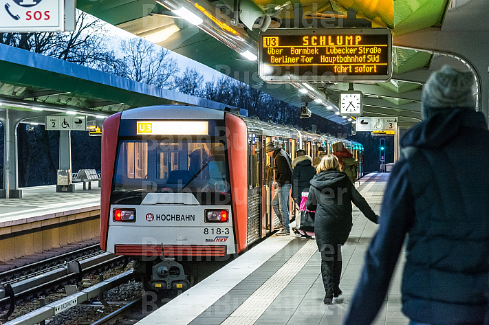 Menschen steigen an der Haltestelle Wandsbek-Gartenstadt in Hamburg in einen U-Bahn-Zug der Linie U3 