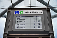 Display mit Anzeige der nächsten Abfahrten im U-Bahnhof Elbbrücken in Hamburg