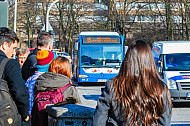 Menschen warten auf einen Metrobus der Linie M15 in Hamburg