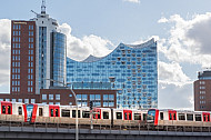 Zwei U-Bahnzüge vom Typ DT5 auf der Linie U3 vor der Elbphilharmonie in Hamburg