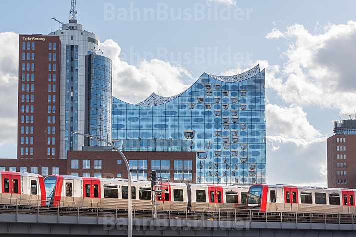 Zwei U-Bahnzüge vom Typ DT5 auf der Linie U3 vor der Elbphilharmonie in Hamburg