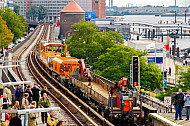 Bauzug am U-Bahnhof Landungsbrücken in Hamburg