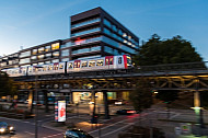 Ein U-Bahn-Zug vom Typ DT5 auf einem Viadukt im Hamburger Hafen am Baumwall